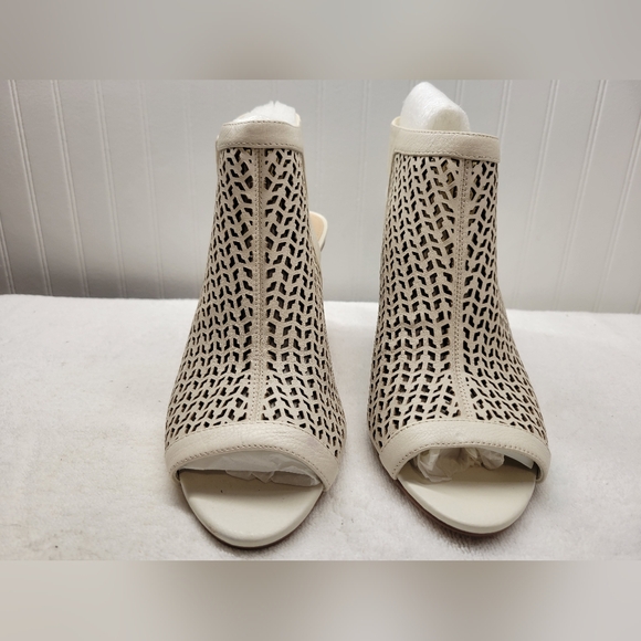Brand New Vince Camuto Perforated Leather Peep-Toe Sandals Dastana Vanilla 8.5M - Picture 3 of 8